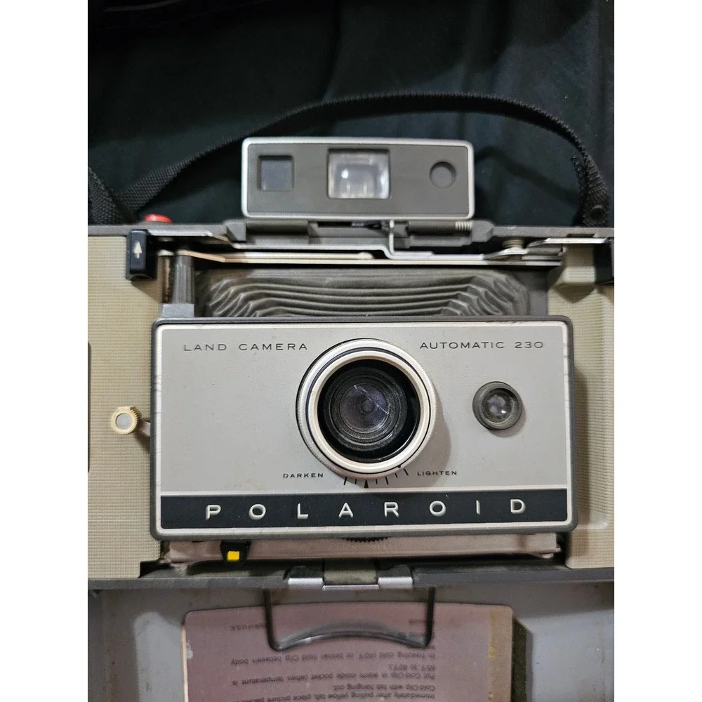 Vintage Polaroid Automatic 230 Land Camera Kit with Case Flash Bulbs Manual